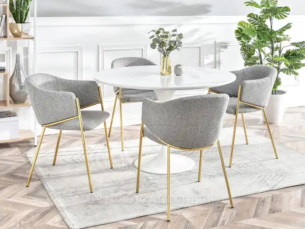Krzesło tapicerowane plecioną tkaniną na złotych nogach glamour